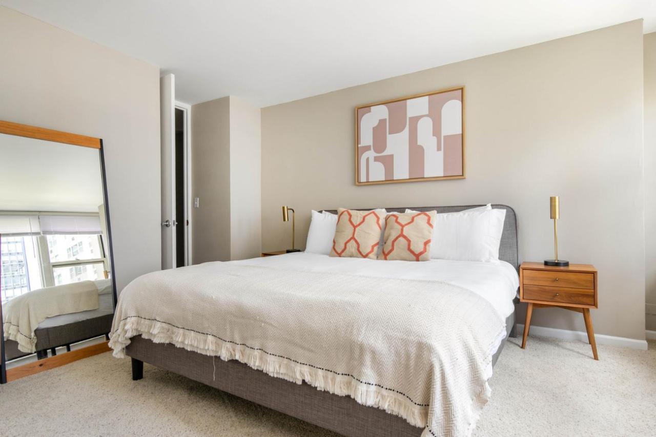 Gold Coast 2br W Gym Roof Nr Water Tower Chi-389