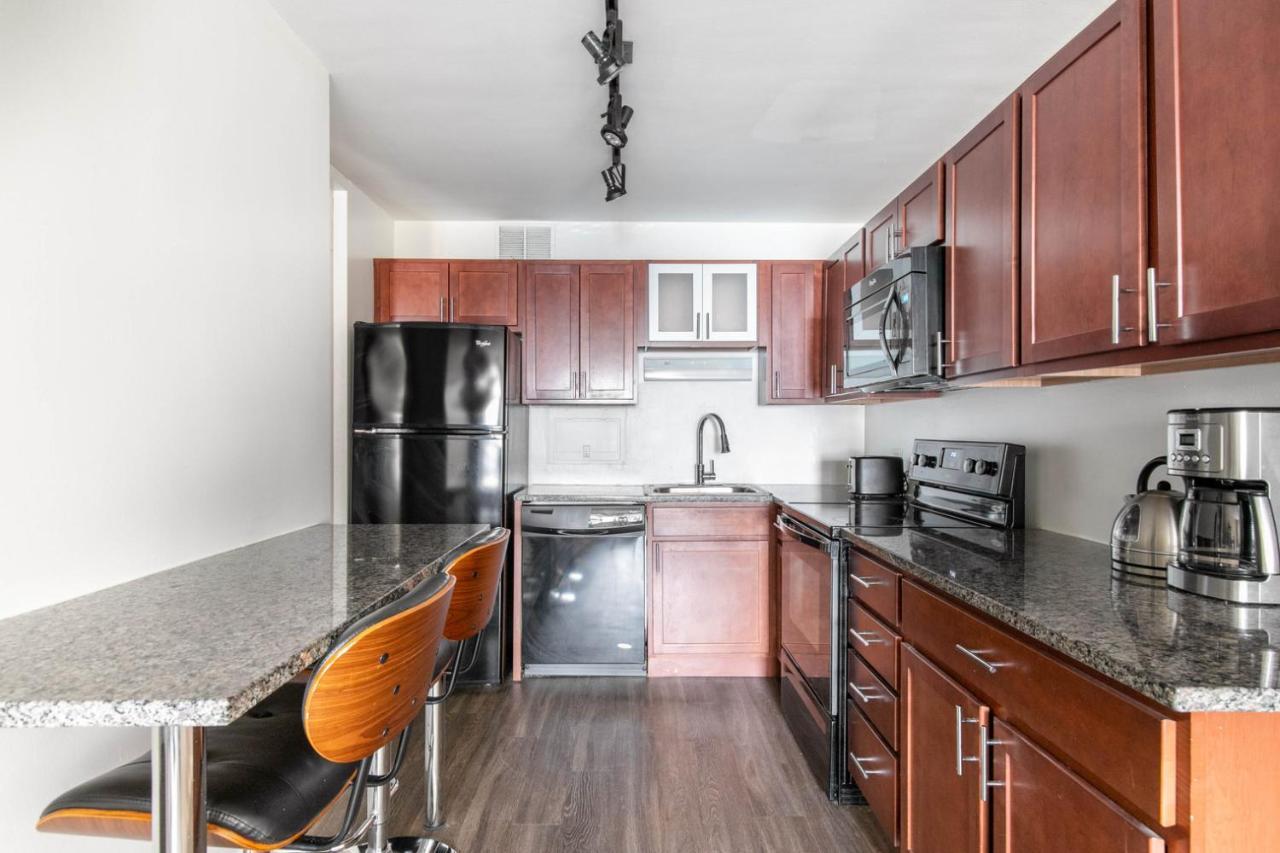 Gold Coast 2br W Gym Roof Nr Water Tower Chi-389 Chicago