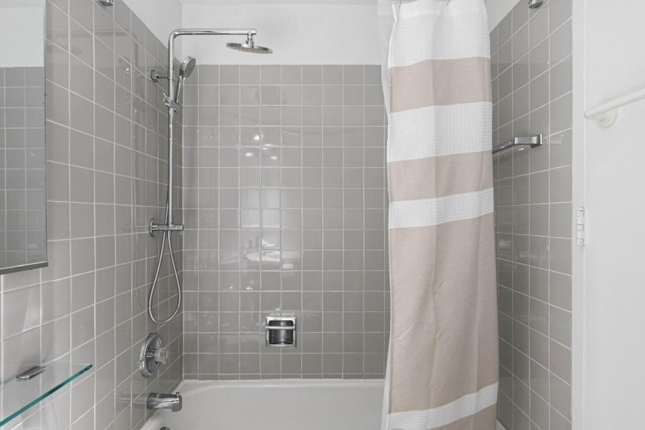 Gold Coast 2br W Gym Roof Nr Water Tower Chi-389 Apartment