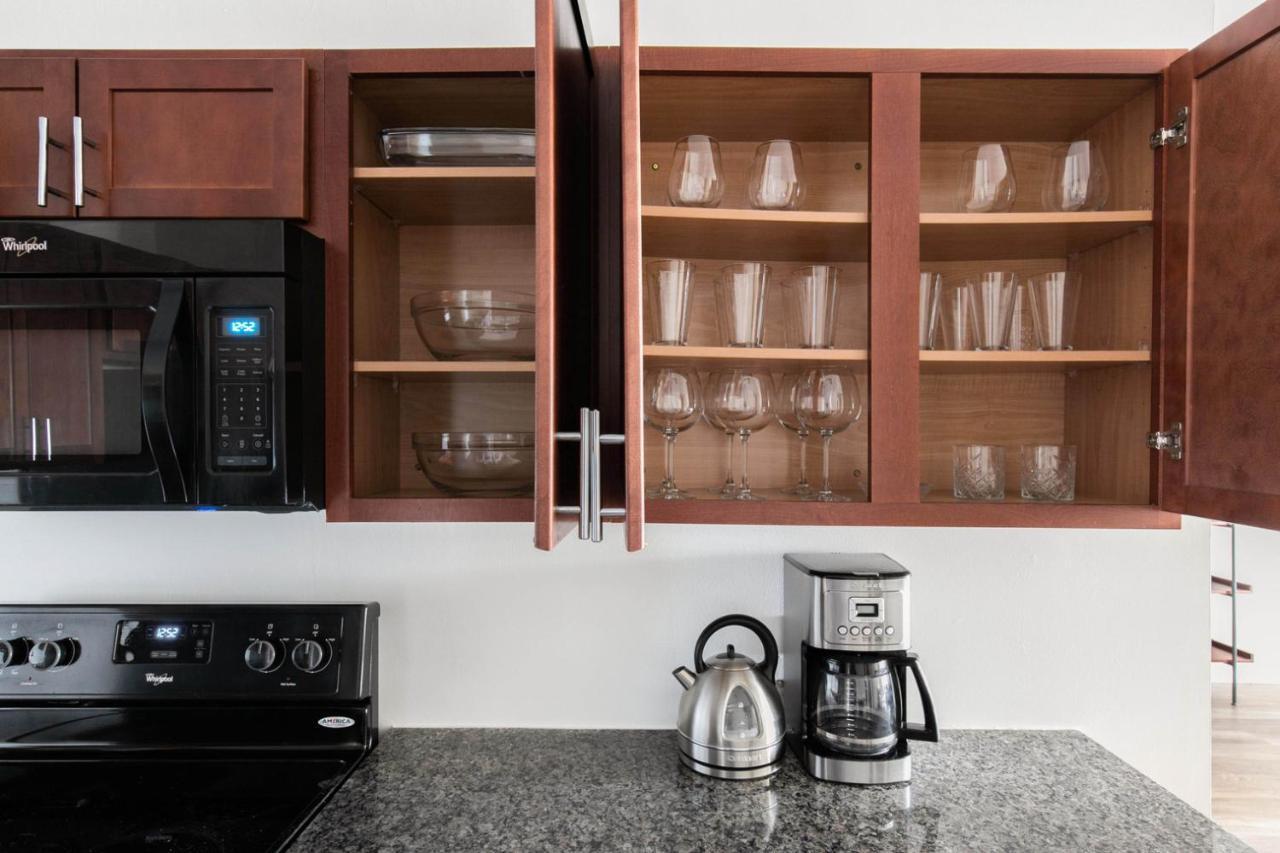 Gold Coast 2br W Gym Roof Nr Water Tower Chi-389