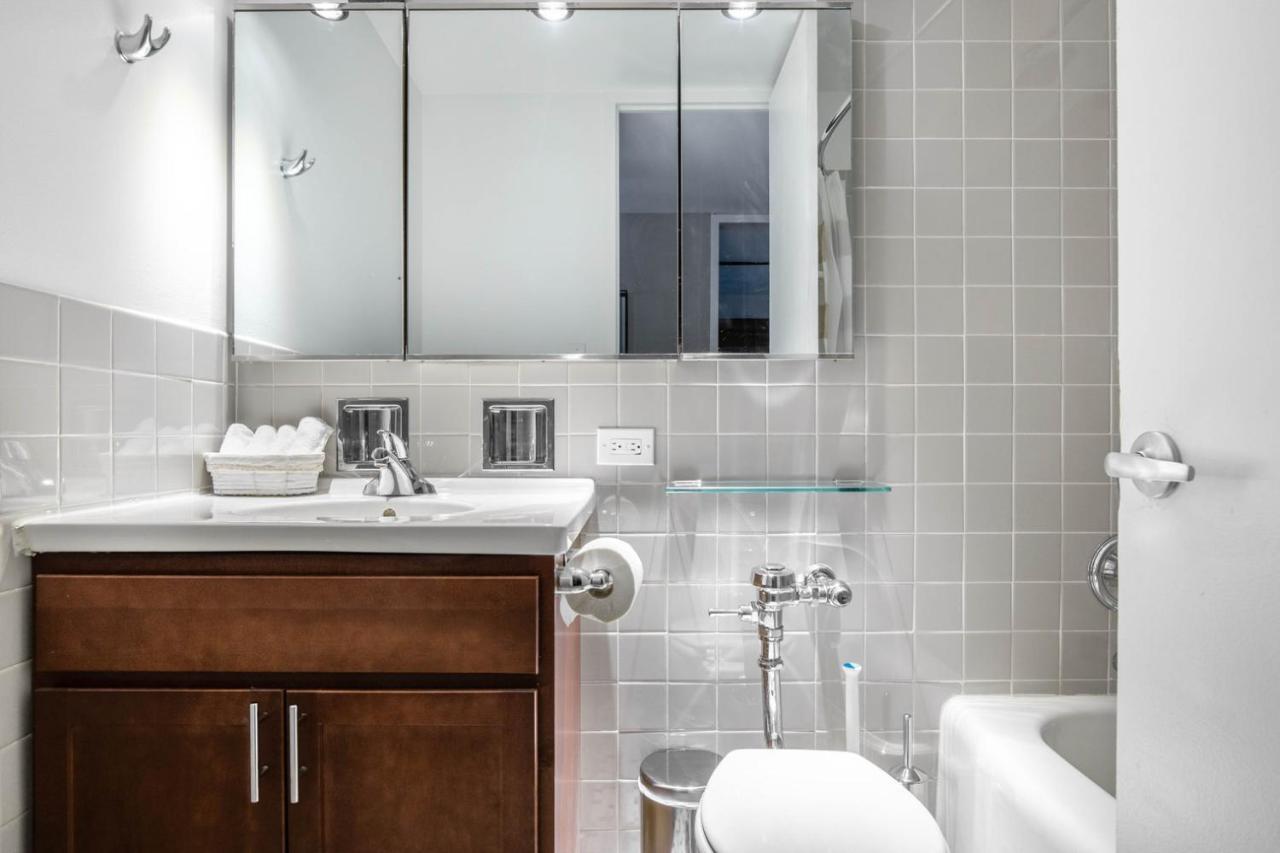 Gold Coast 2br W Gym Roof Nr Water Tower Chi-389 Apartment *