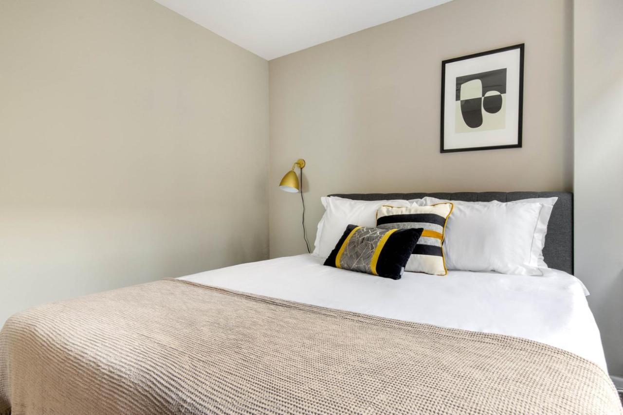 Gold Coast 2br W Gym Roof Nr Water Tower Chi-389