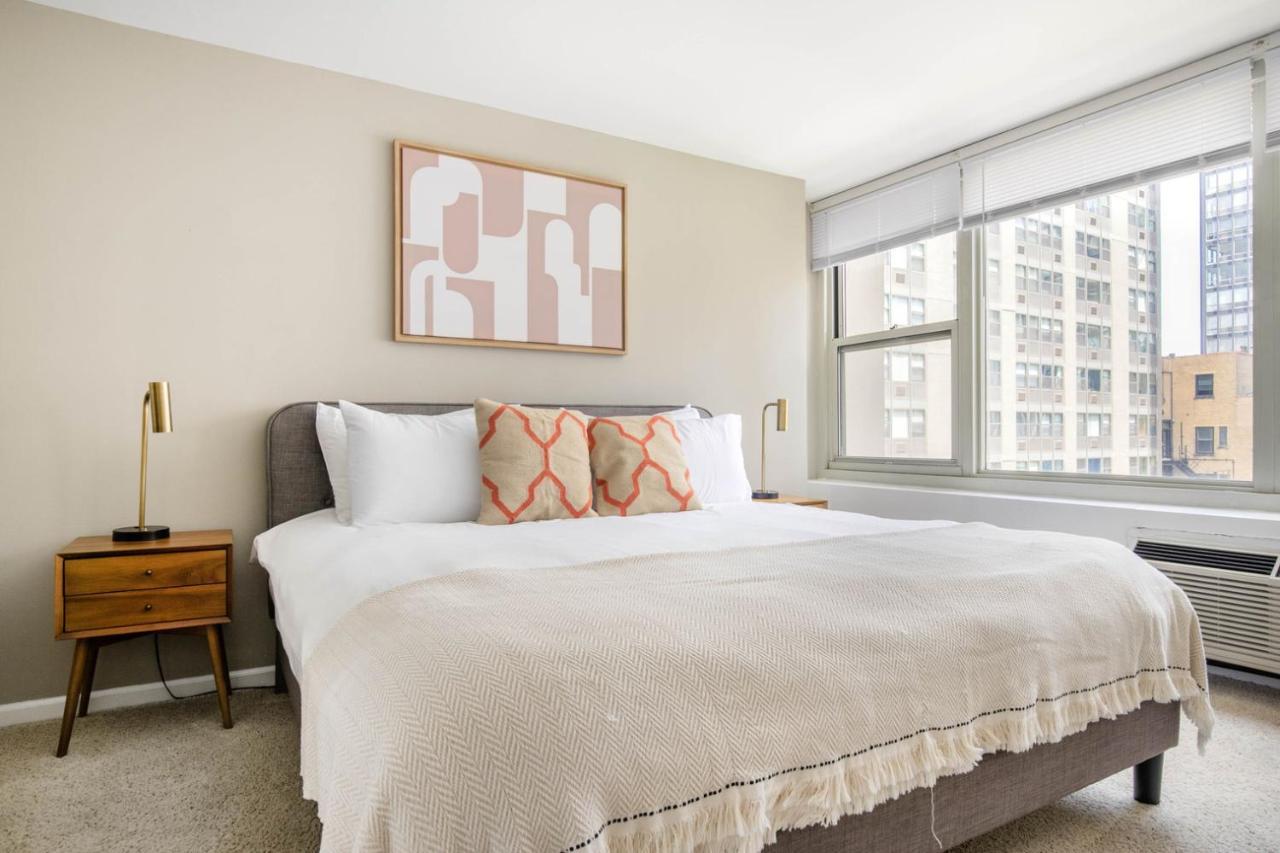 Gold Coast 2br W Gym Roof Nr Water Tower Chi-389 Apartment