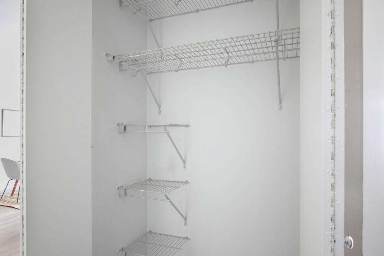 Gold Coast 2br W Gym Roof Nr Water Tower Chi-389 *