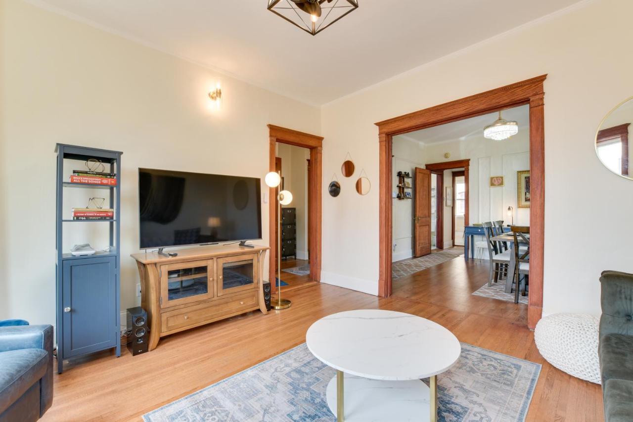 Apartment Chic About 1 Mi To Wrigley Field!