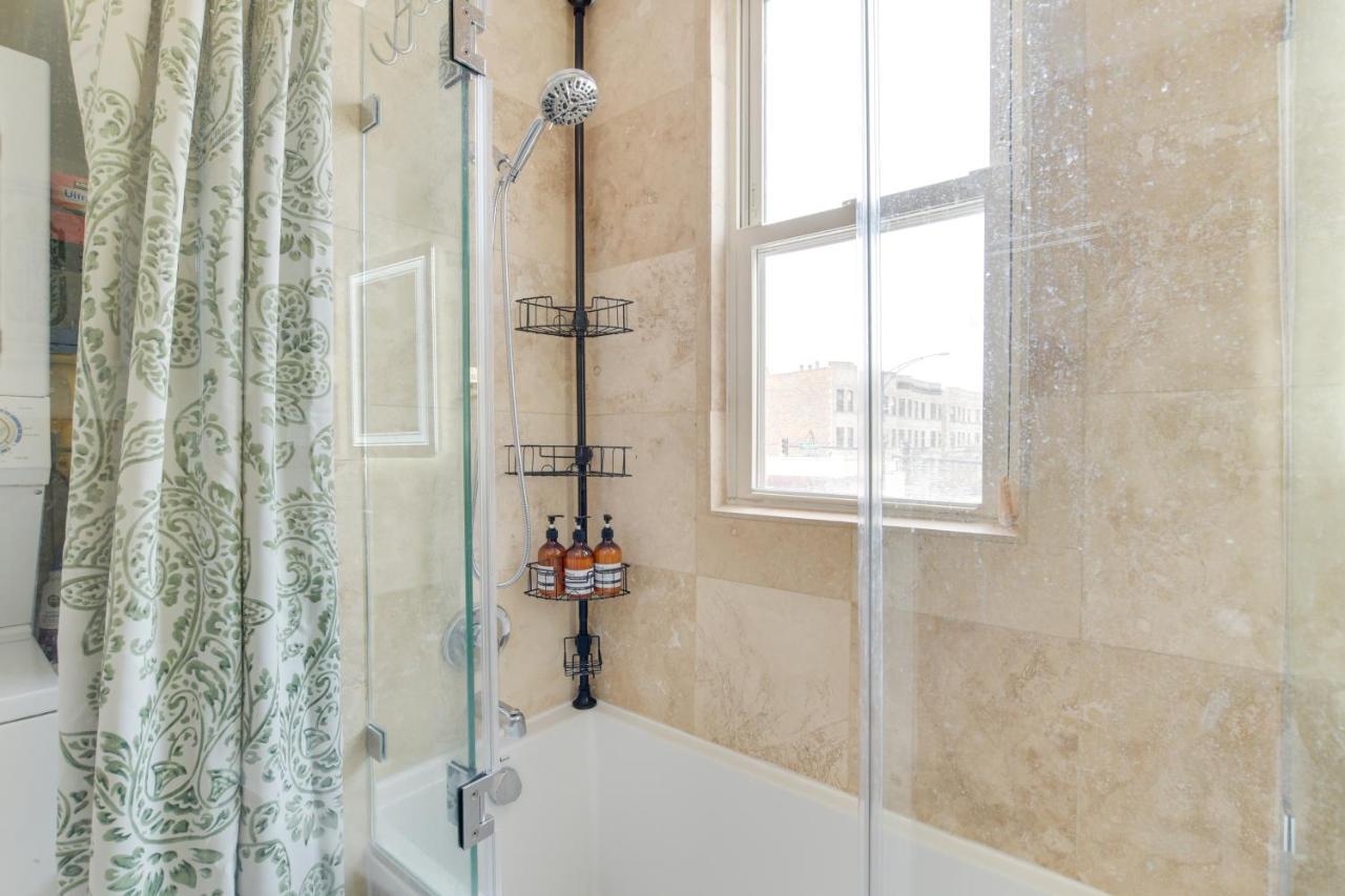 Chic About 1 Mi To Wrigley Field!