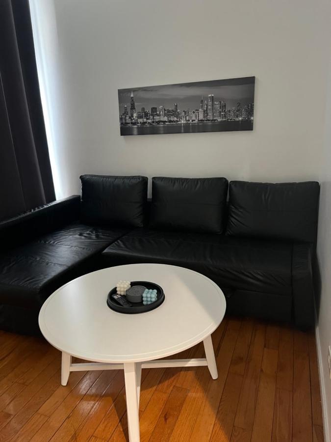 Adorable 2 Bedroom With Free Street Parking * Chicago