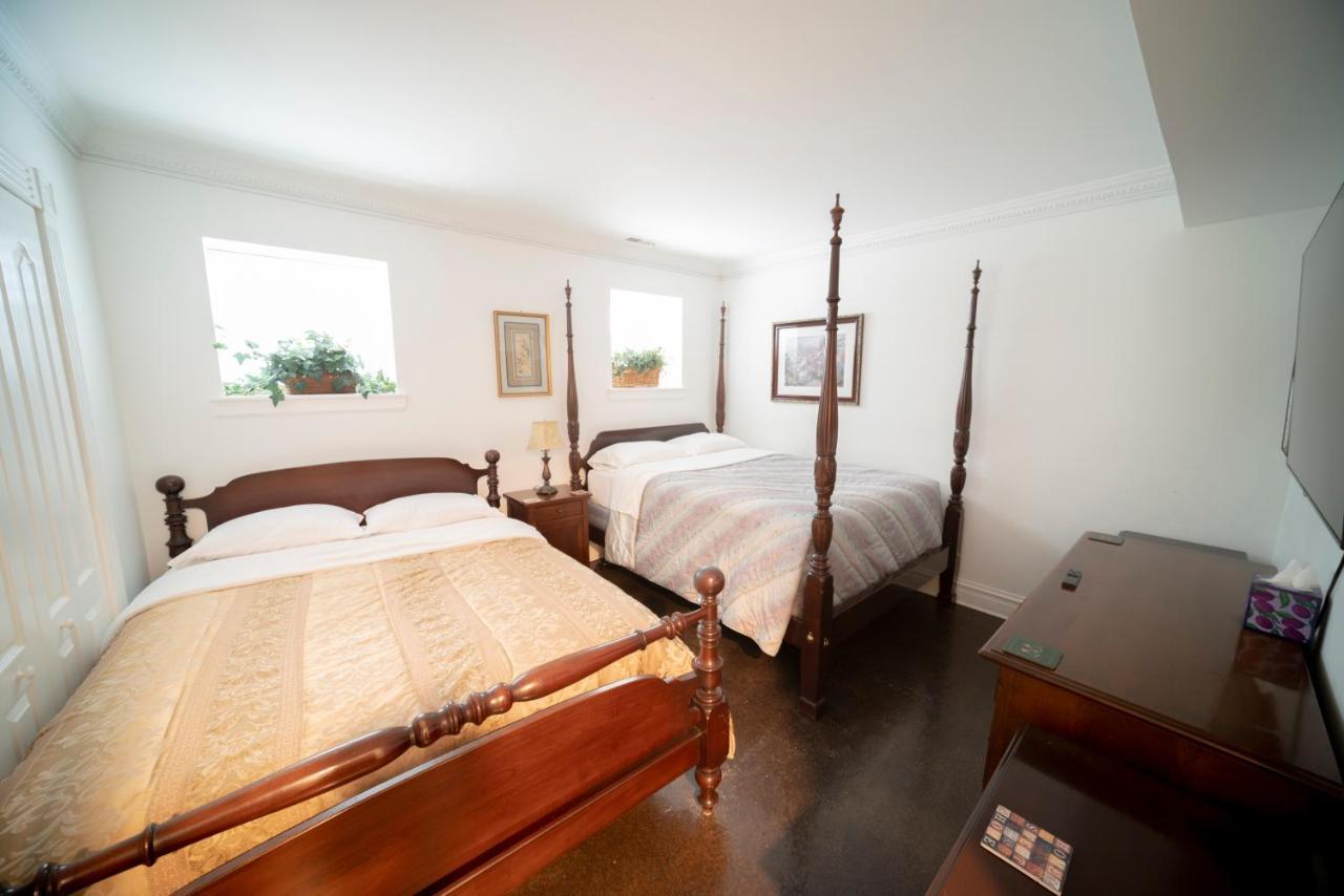 Inspiring Grotto Sleeps 10-20 Free Tv & Parking Apartment Chicago