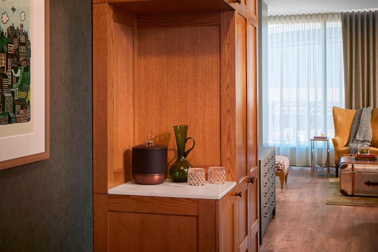 Zachary, Chicago, A Tribute Portfolio Hotel