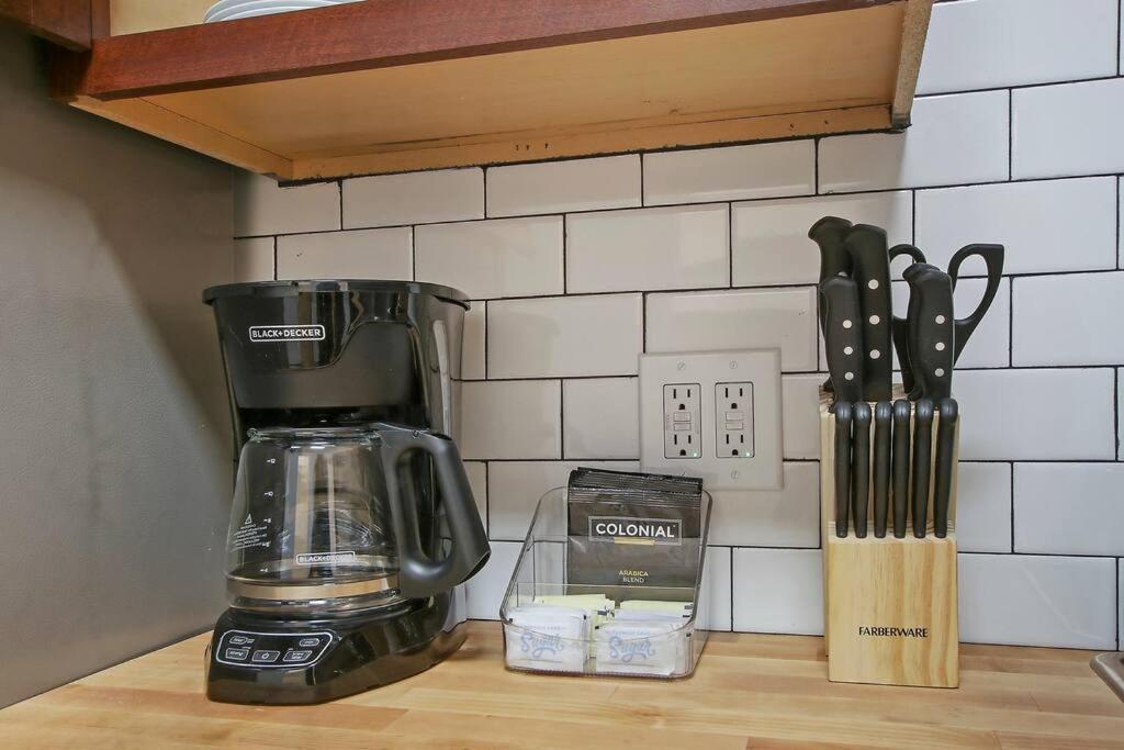 Chic & Fully Furnished 2br - Roscoe 1 *