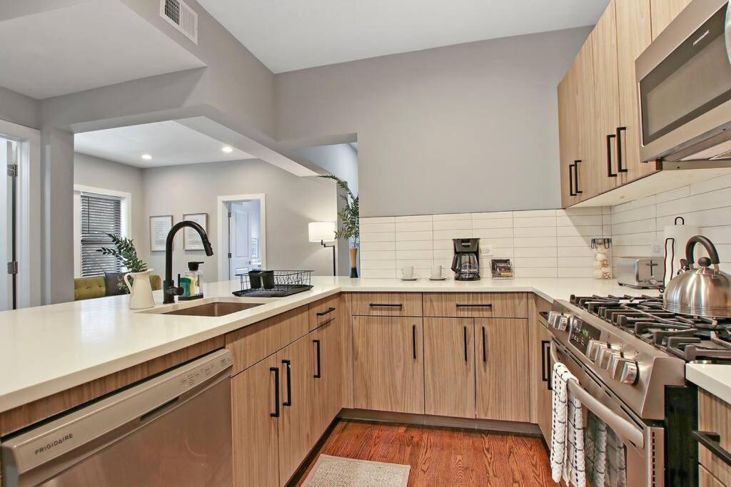 3br Spacious With In-unit Laundry - Kedzie 3f Apartment