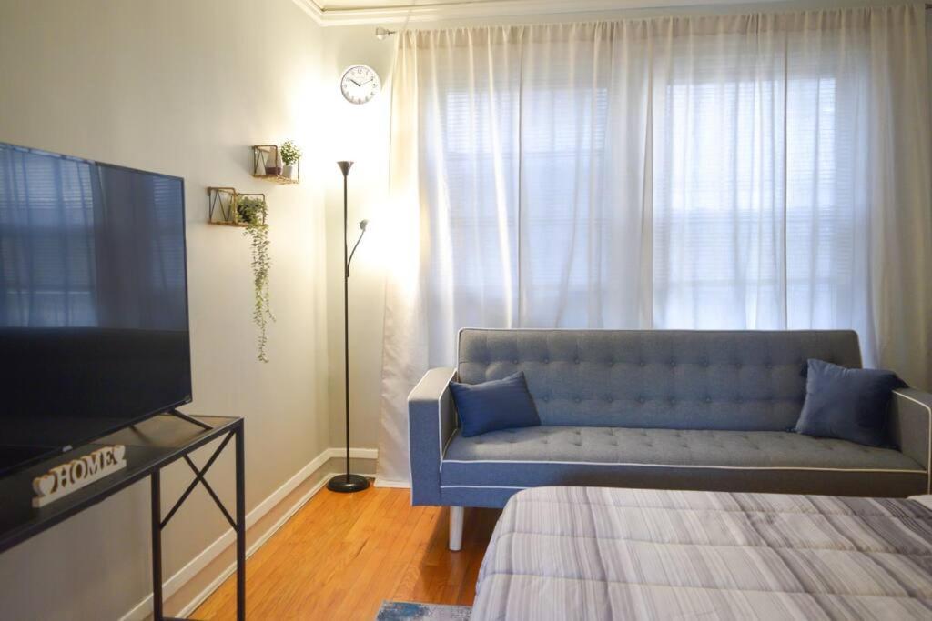 Prime Location W/ Historic Charm Near Shops &parks Chicago