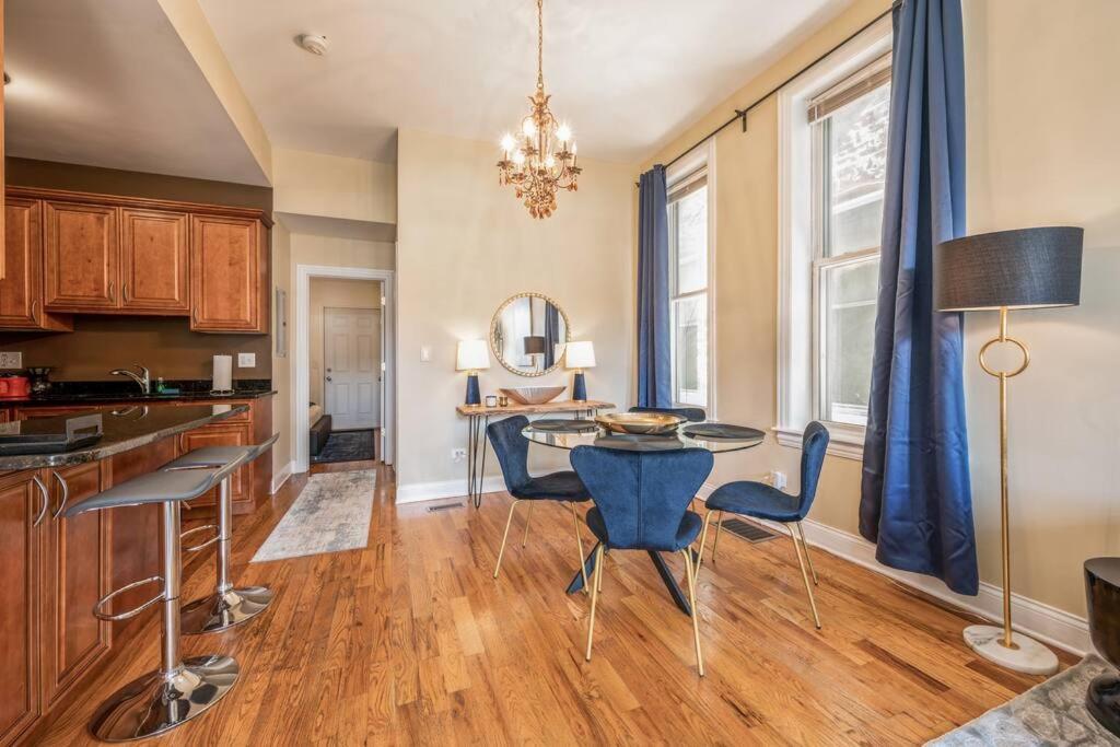 Lovely 2 Bed 3 Miles From Dt W Free Parking Apartment Chicago