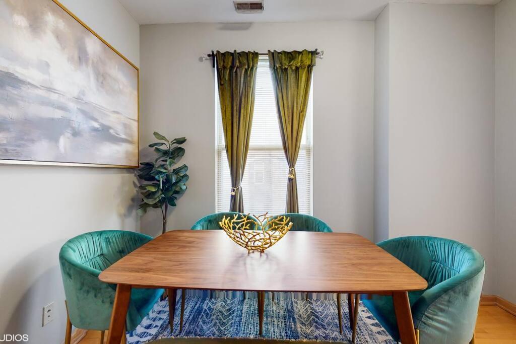 Holiday home Chic L Near Downtown & Il Medical District *