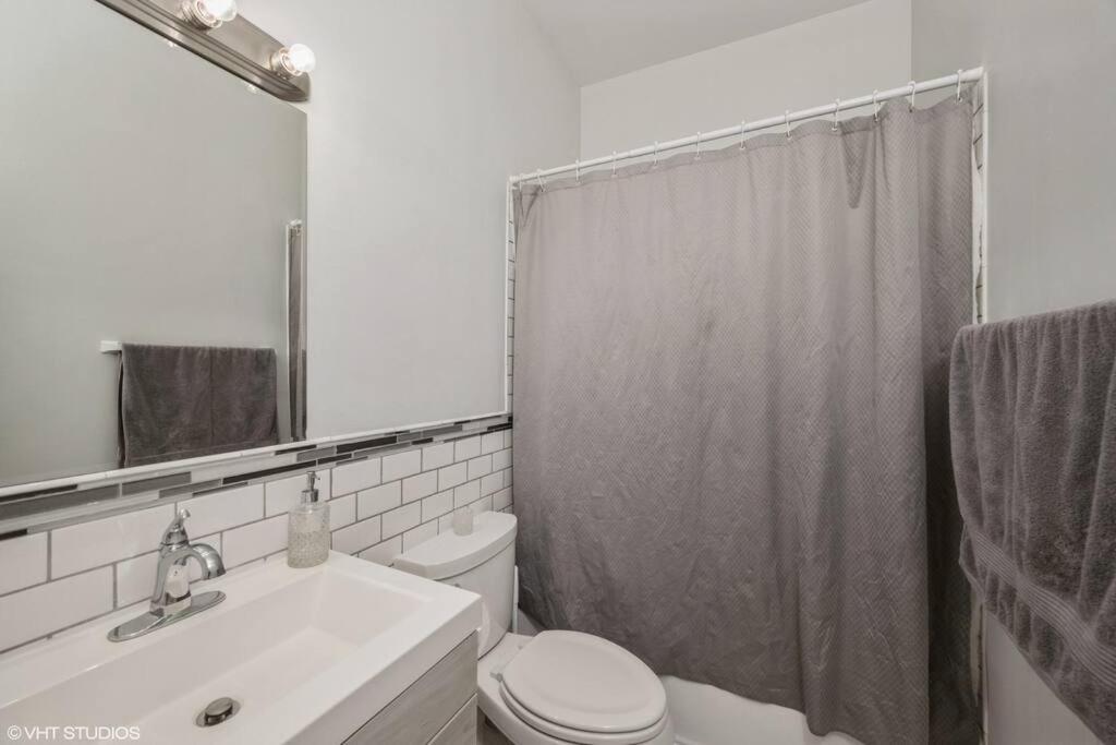 2-bed 2-bath - Close To Uc W/ Free Parking Apartment Chicago