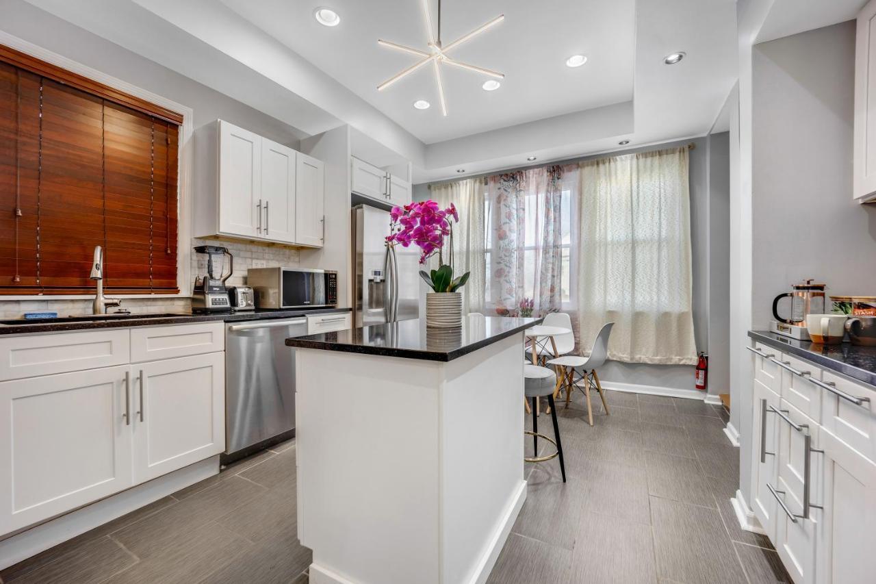 The Logandale: Huge Mid-century Home, Sleeps 15 Chicago