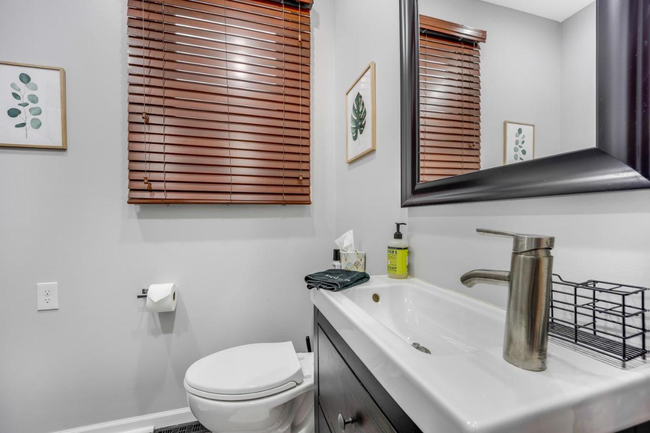 The Logandale: Huge Mid-century Home, Sleeps 15 Holiday home Chicago