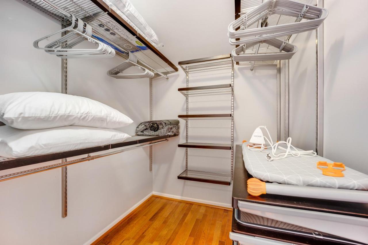 The Logandale: Huge Mid-century Home, Sleeps 15 * Chicago