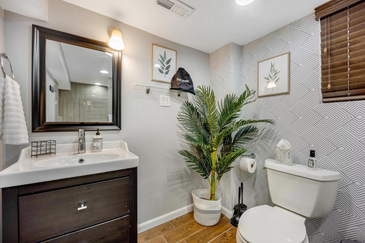 The Logandale: Huge Mid-century Home, Sleeps 15 Chicago