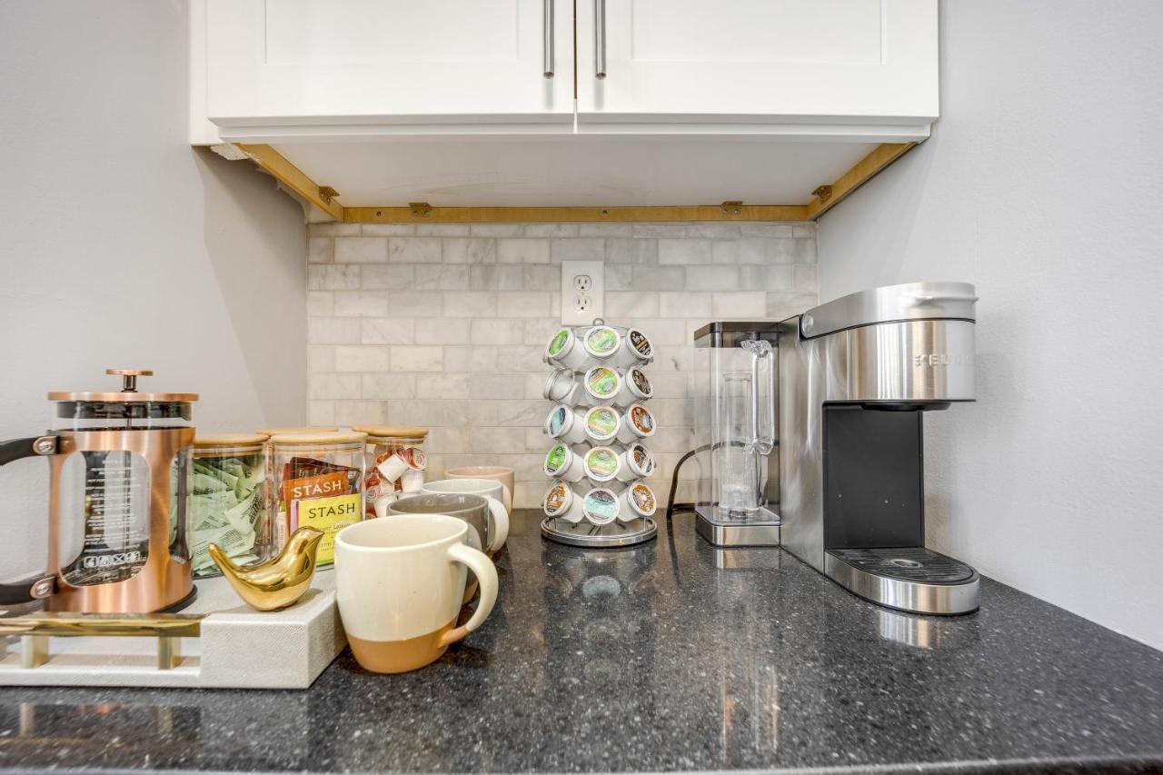 The Logandale: Huge Mid-century Home, Sleeps 15 * Chicago