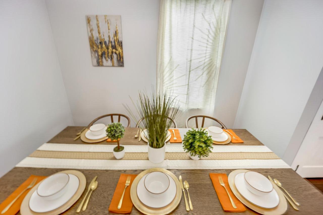 The Logandale: Huge Mid-century Home, Sleeps 15 Chicago