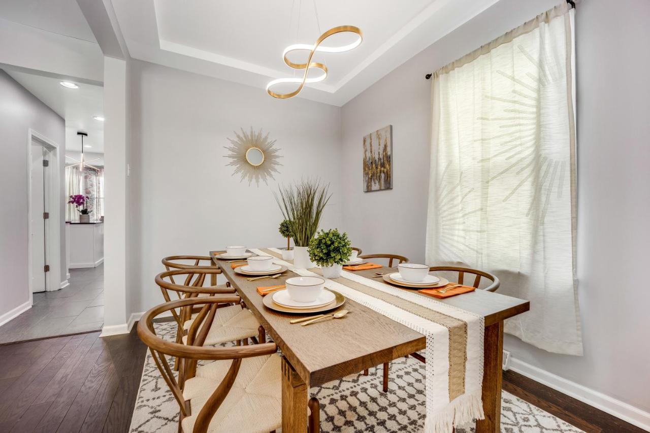 The Logandale: Huge Mid-century Home, Sleeps 15