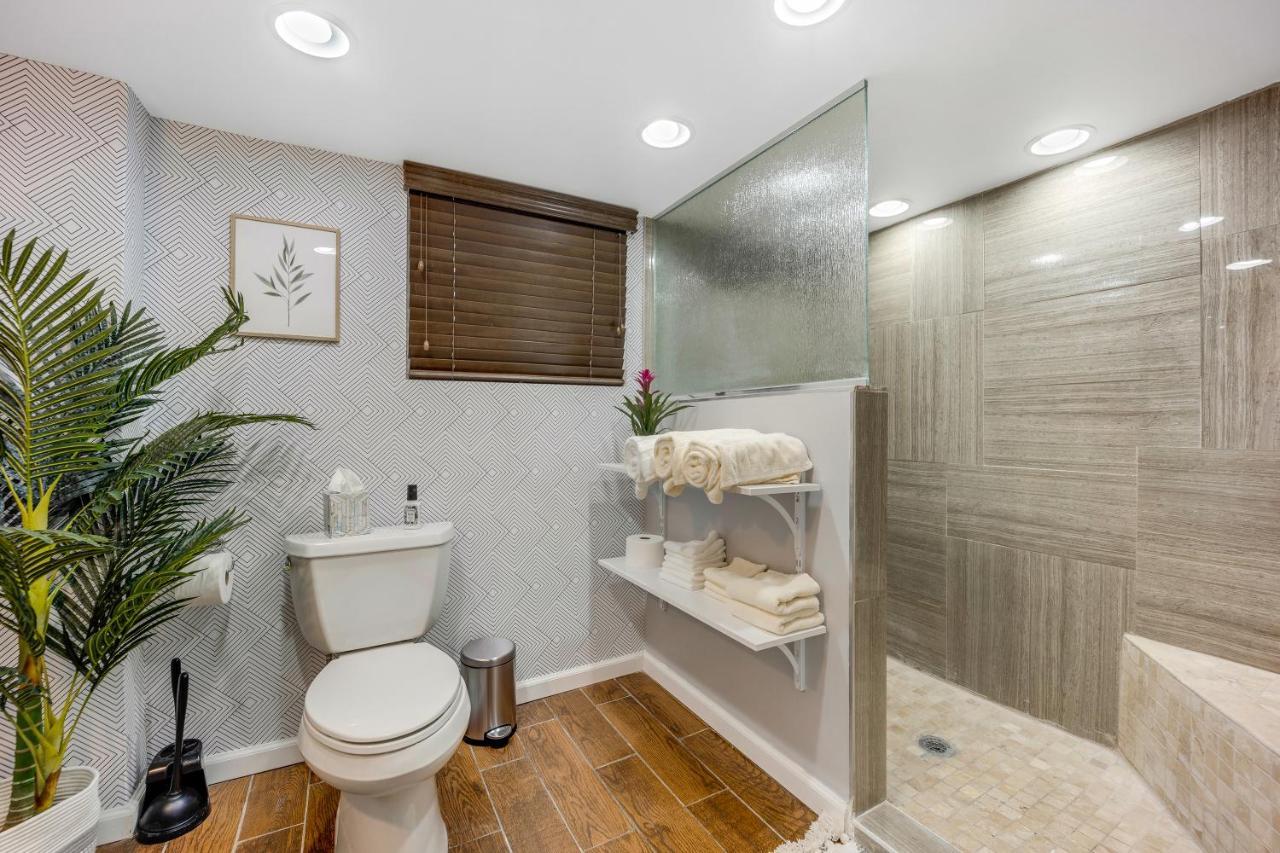 The Logandale: Huge Mid-century Home, Sleeps 15 * Chicago