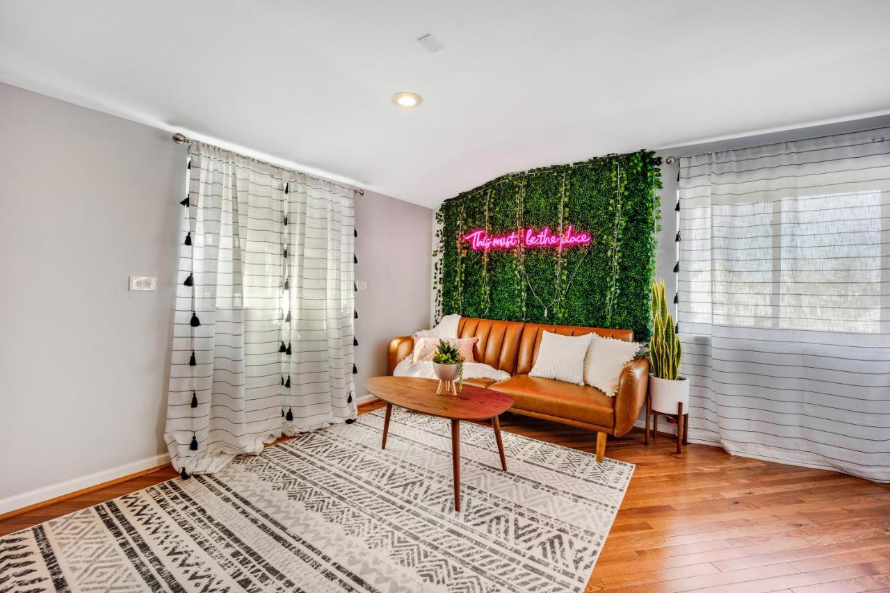 The Logandale: Huge Mid-century Home, Sleeps 15