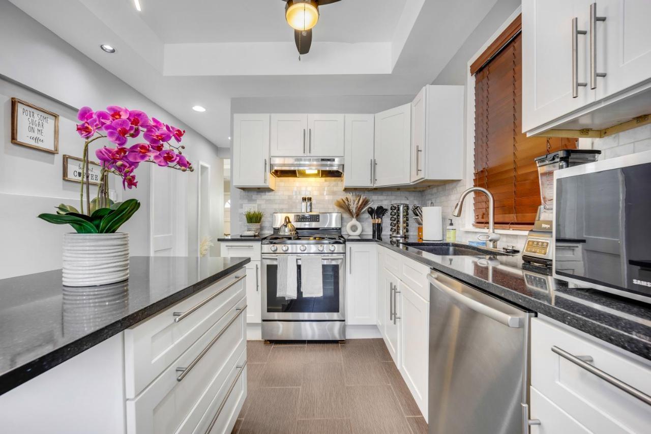 The Logandale: Huge Mid-century Home, Sleeps 15 Holiday home *