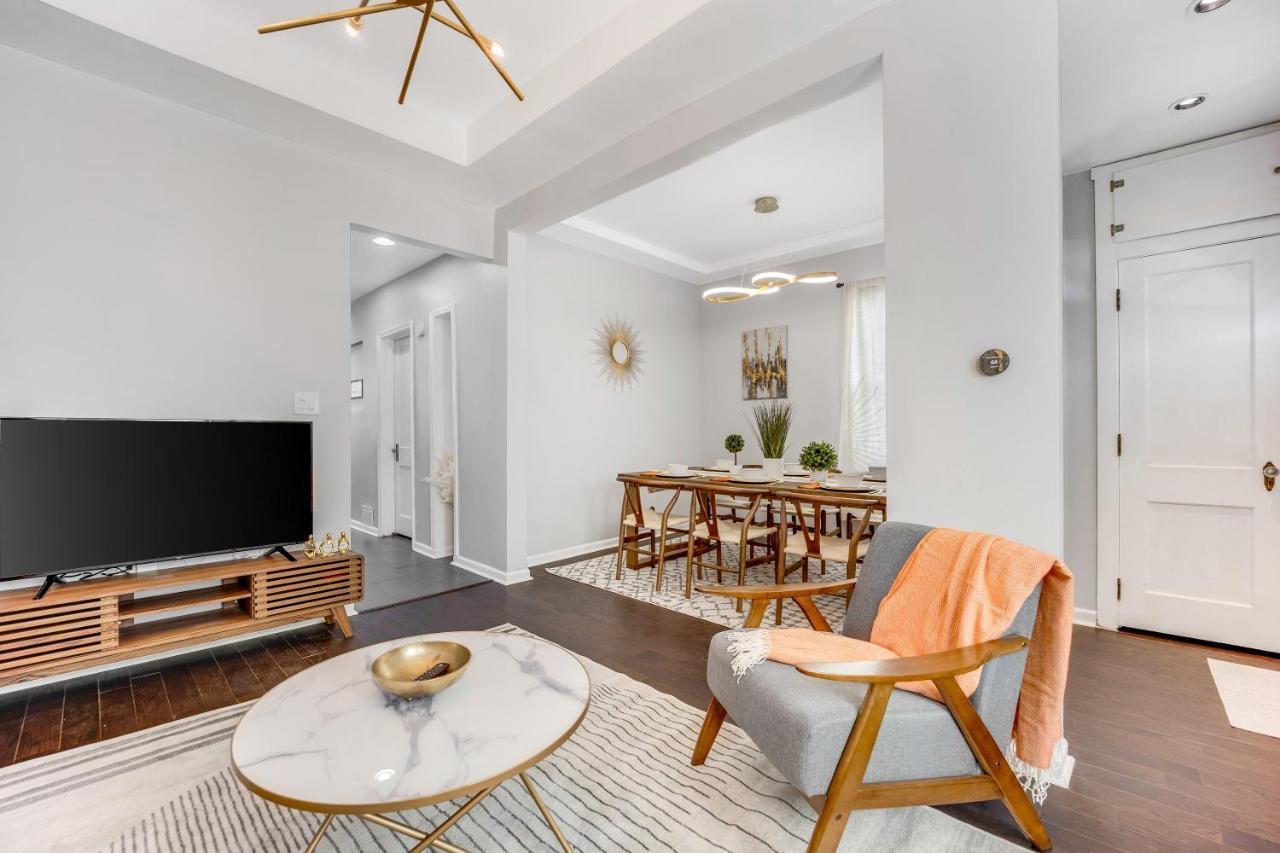 The Logandale: Huge Mid-century Home, Sleeps 15 Holiday home Chicago