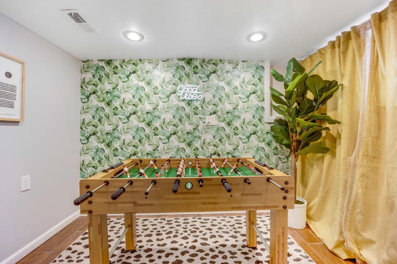 The Logandale: Huge Mid-century Home, Sleeps 15 Holiday home *