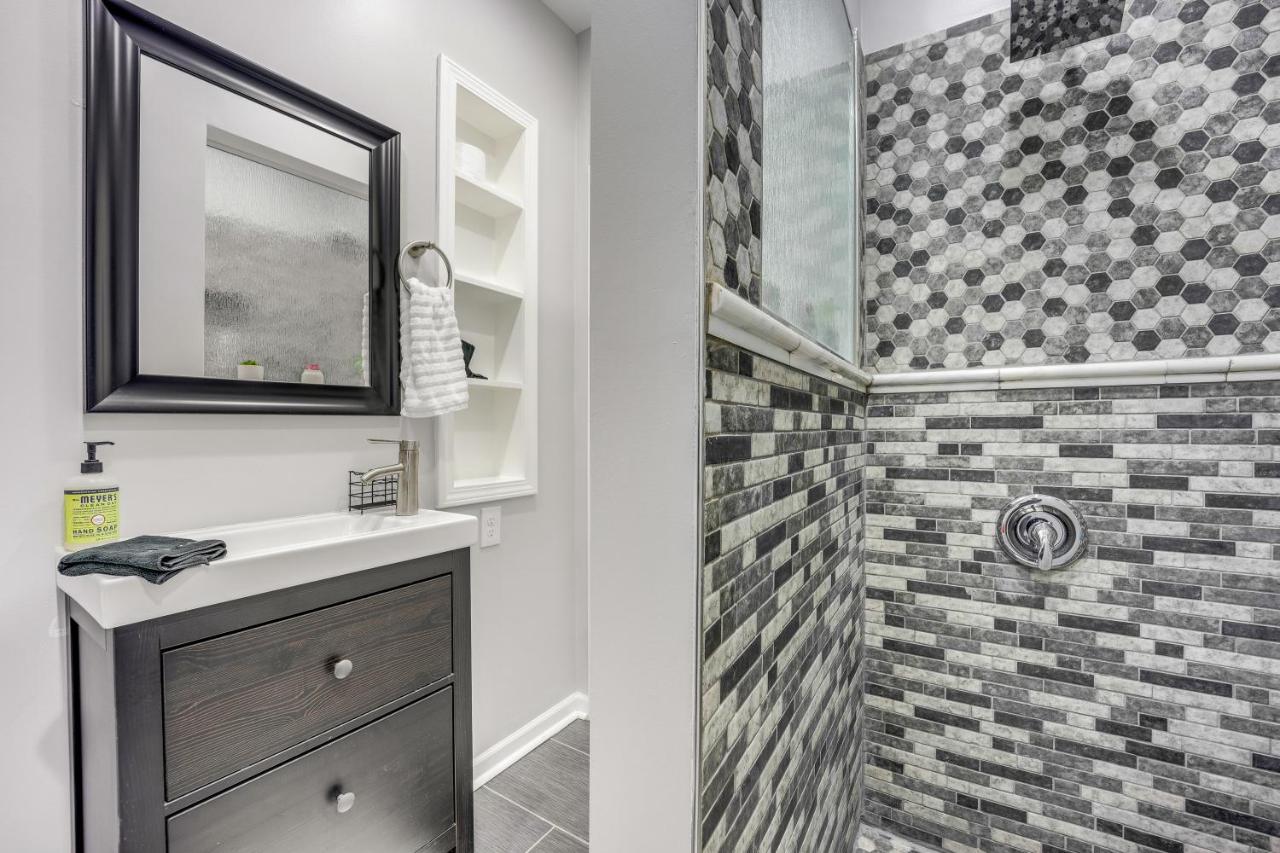 Holiday home The Logandale: Huge Mid-century Home, Sleeps 15 *