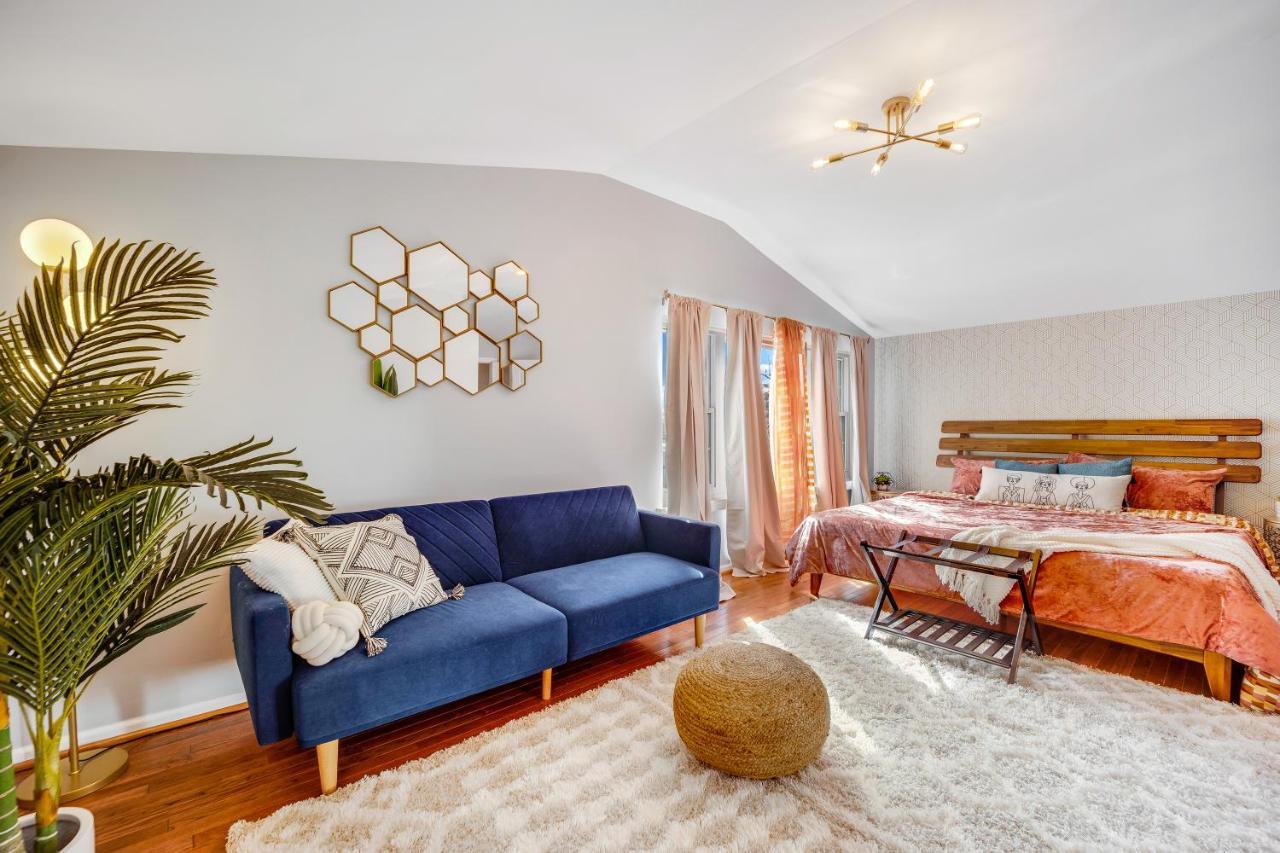 The Logandale: Huge Mid-century Home, Sleeps 15