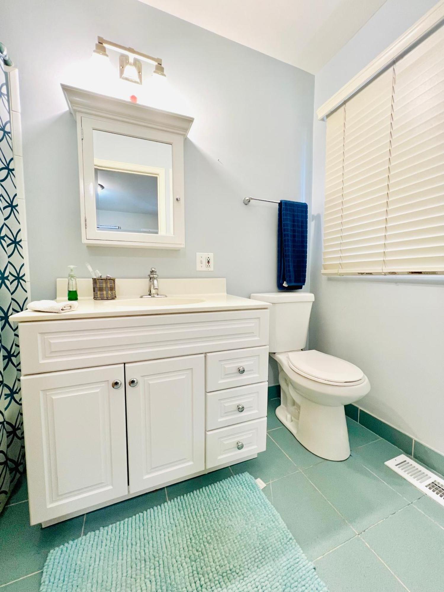 Designer Themed 4 Bedroom In Location With Patio And Fireplace Holiday home *