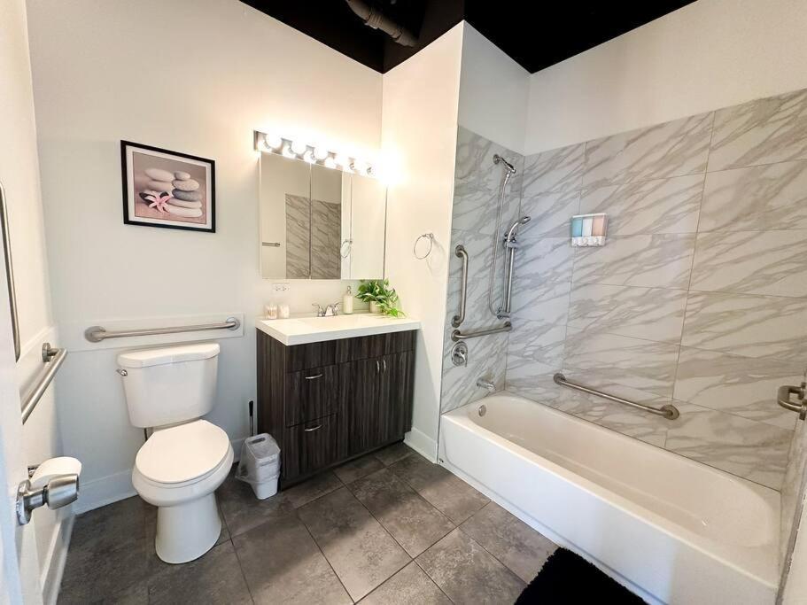 Group-friendly 2br With Optional Parking And Gym Access Near Mccormick Place And Soldier Field