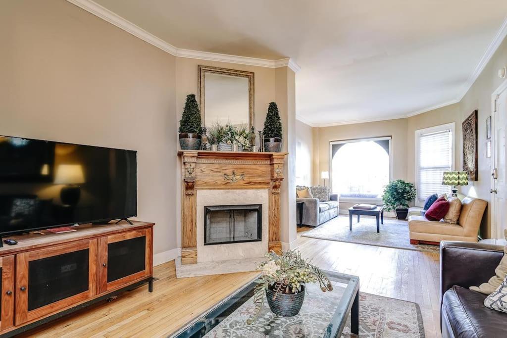 Old-world Classic Building Downtown Chicago