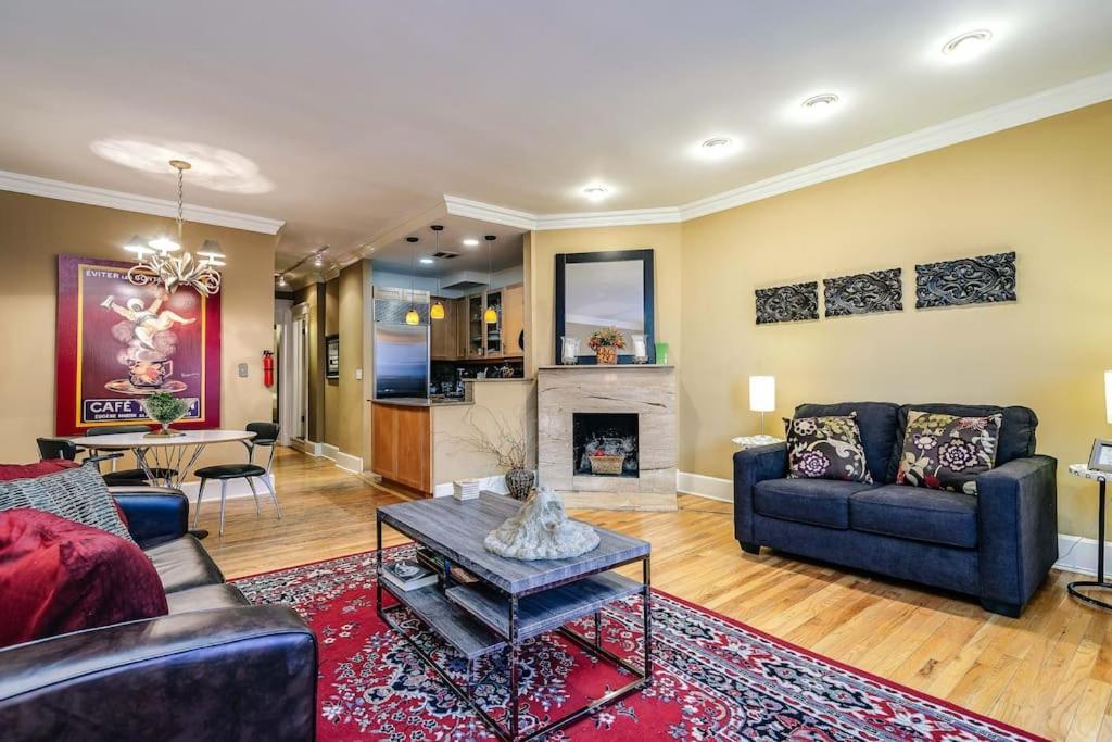 Old-world Classic Building Downtown Chicago