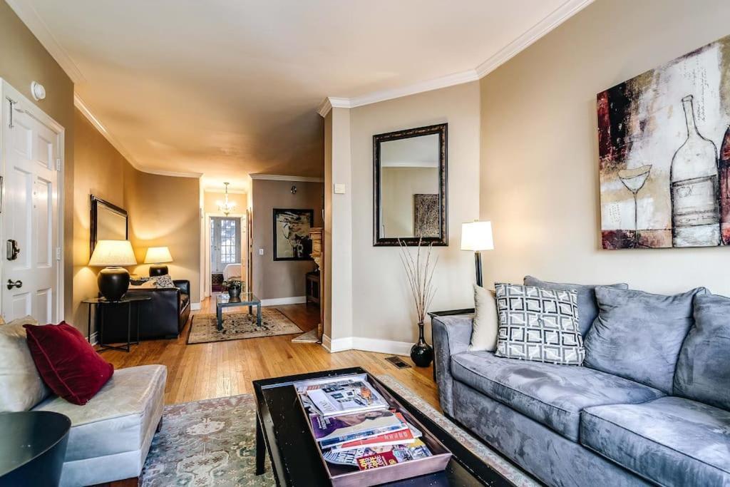 Brownstone In Gold Coast Apartment *