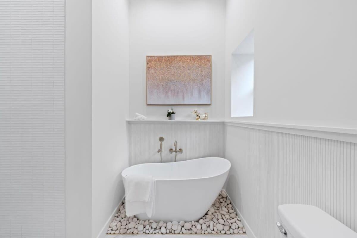 Chic 4-bedroom Haven: Designer's Dream