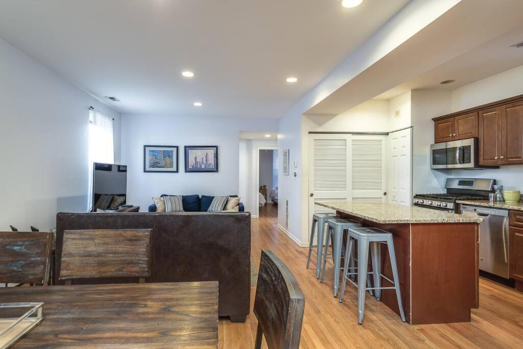 Entire Building-walk To Lincoln Park Or The Hébergement de vacances *