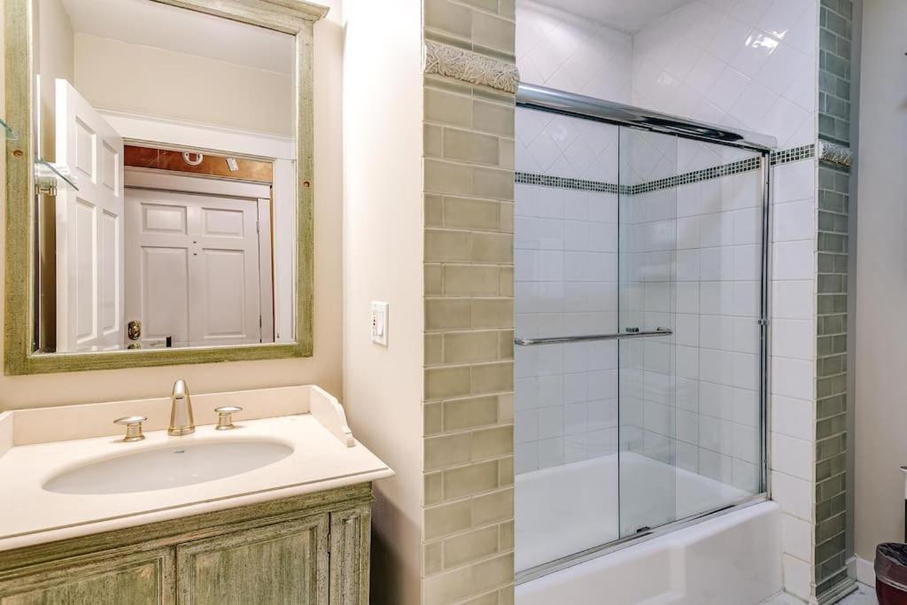 Old-world Classic Building Downtown Apartment Chicago