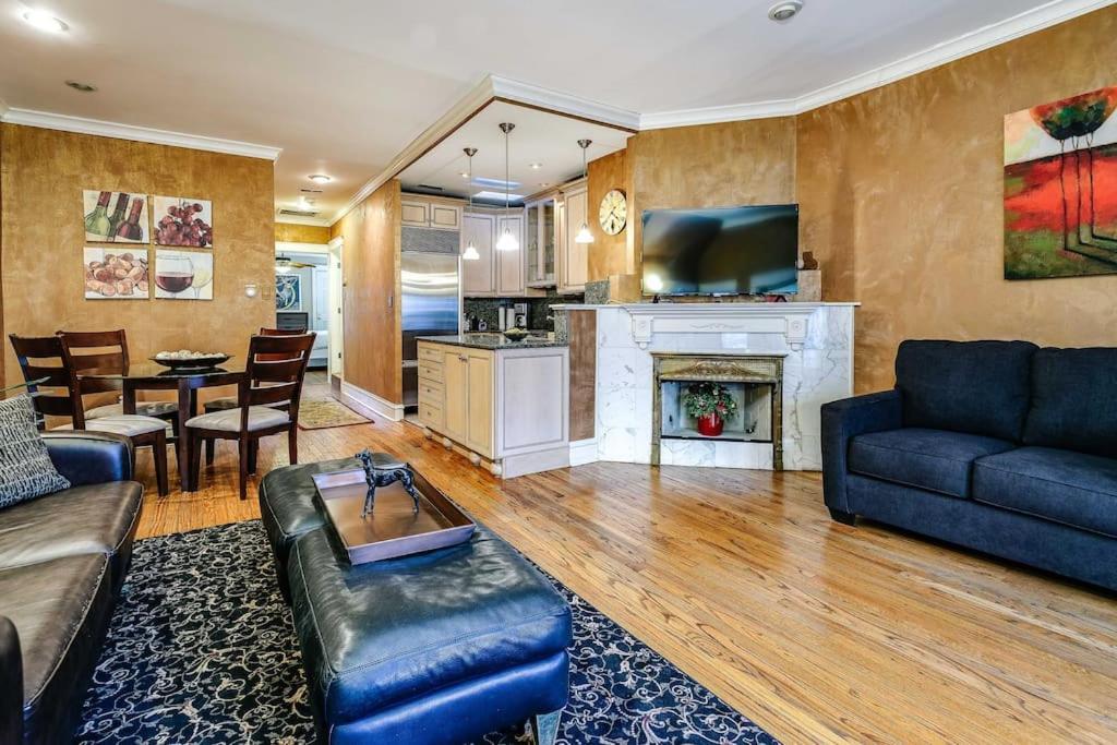 Old-world Classic Building Downtown Apartment Chicago