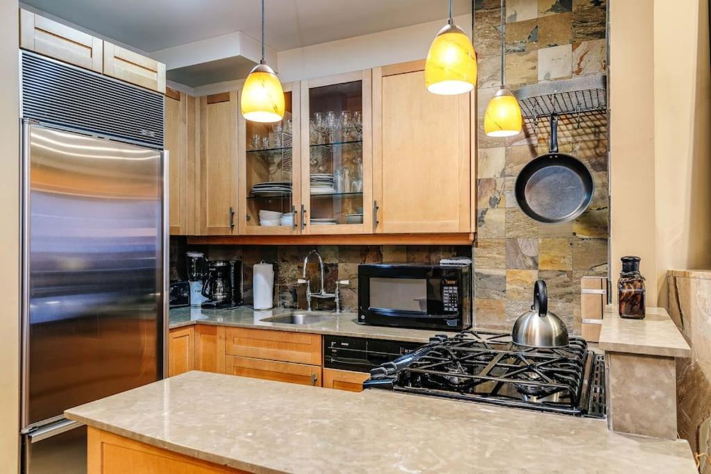 Apartment Old-world Classic Building Downtown *