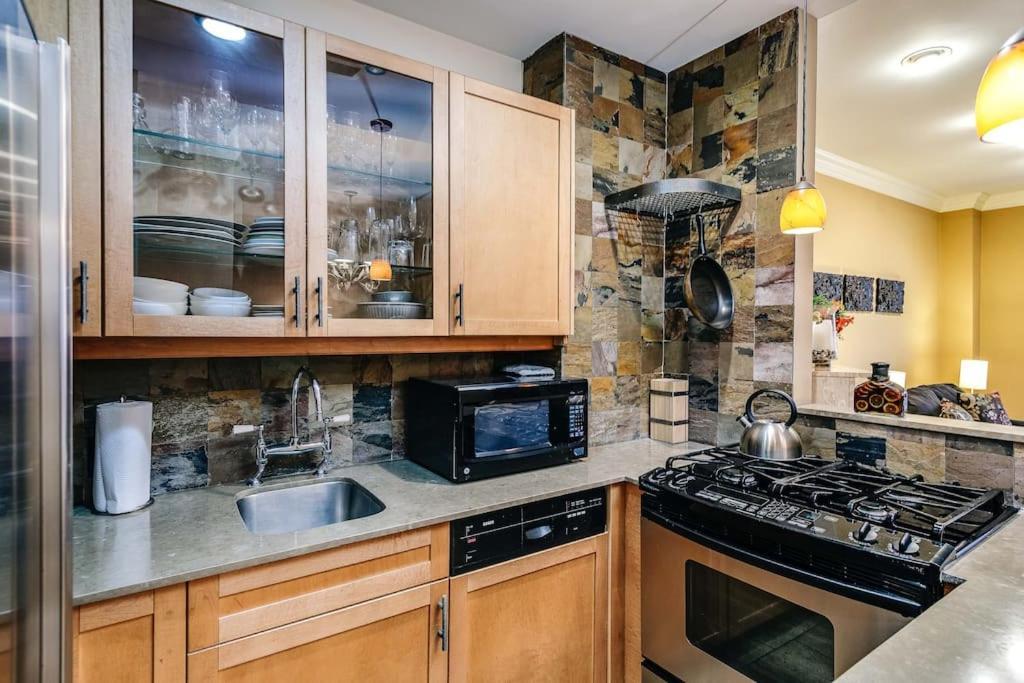 Apartment Old-world Classic Building Downtown *