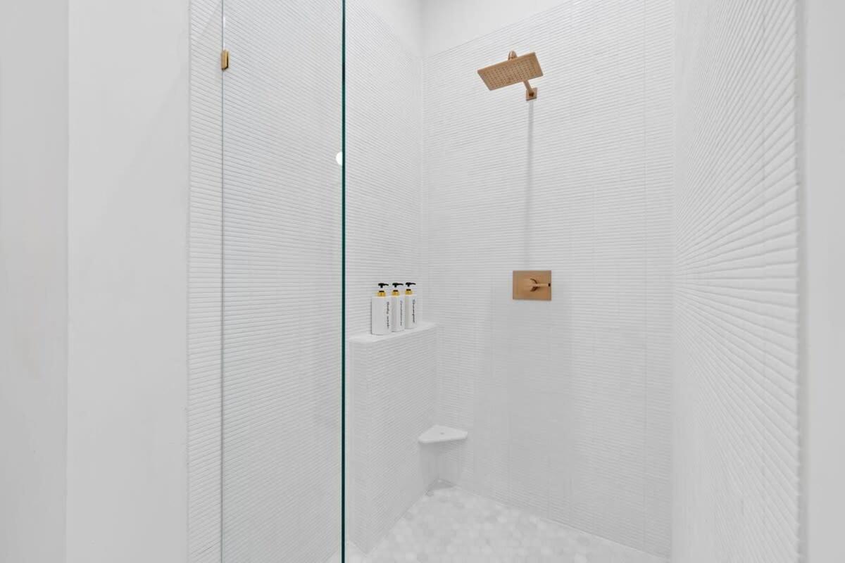 Chic 4-bedroom Haven: Designer's Dream Holiday home Chicago