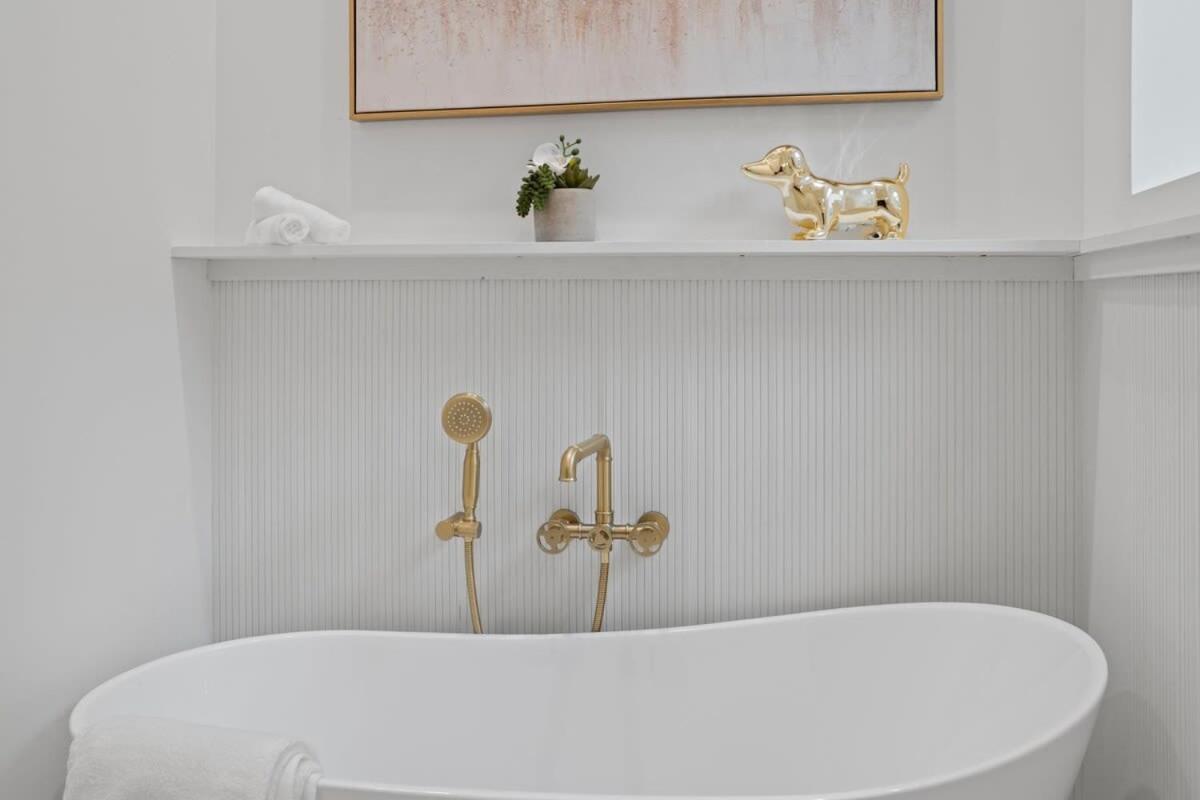 Chic 4-bedroom Haven: Designer's Dream Chicago