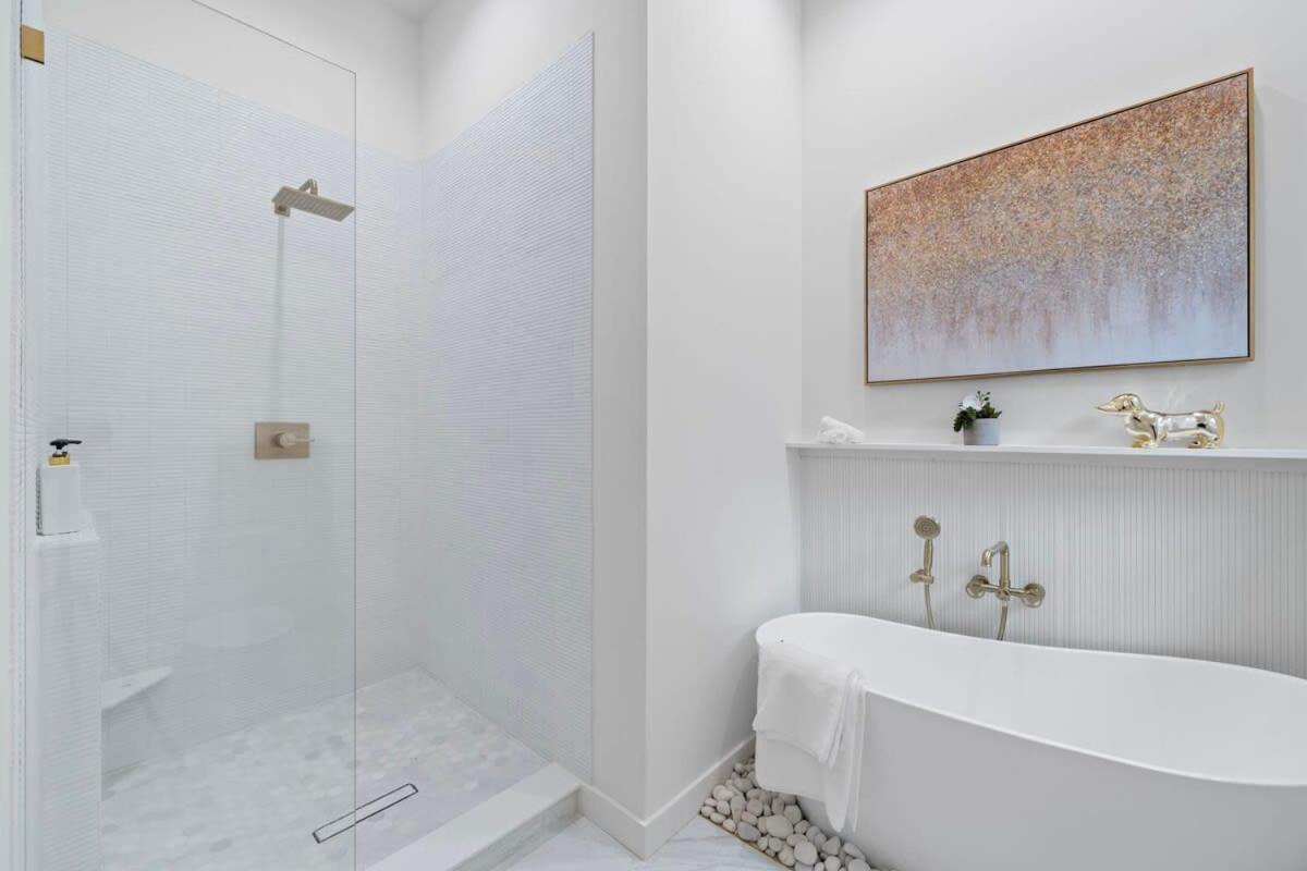 Chic 4-bedroom Haven: Designer's Dream Holiday home *