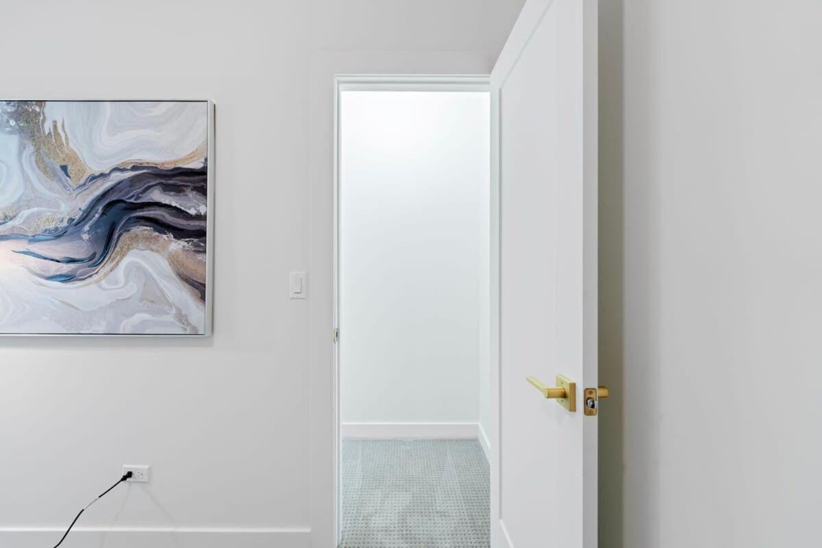 Chic 4-bedroom Haven: Designer's Dream Holiday home Chicago