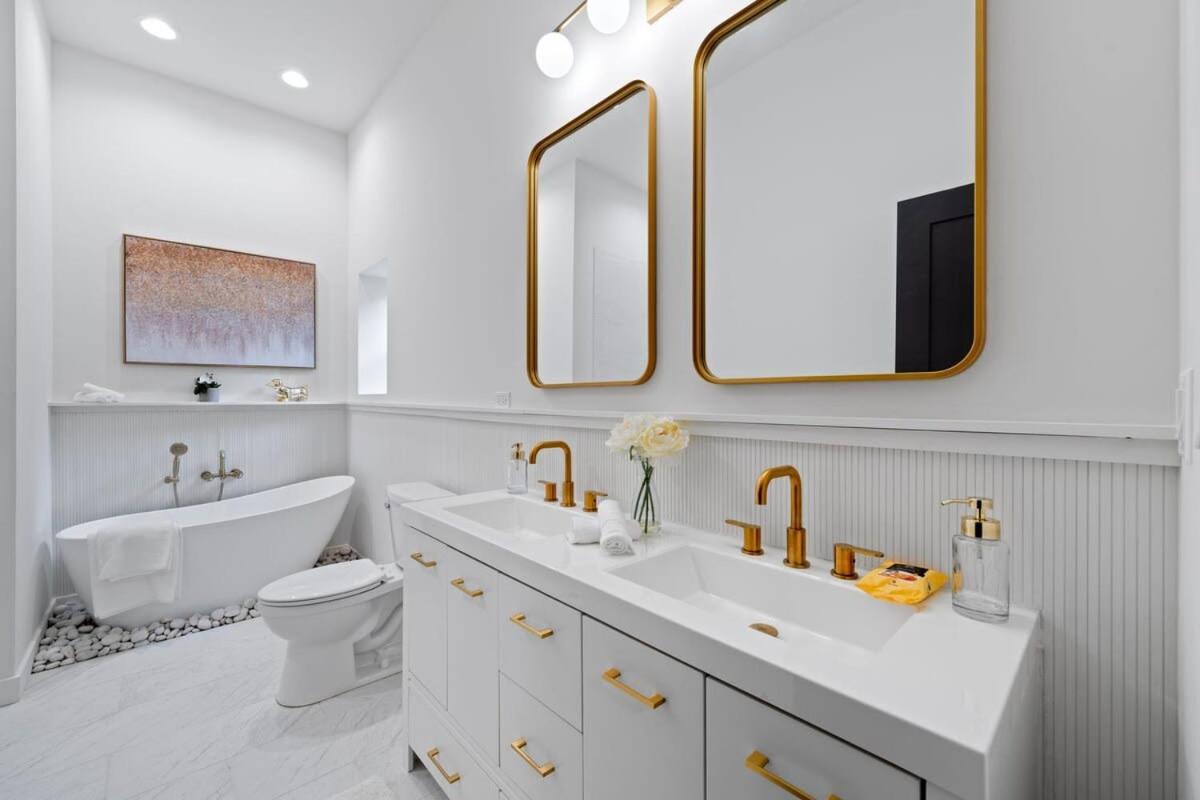 Chic 4-bedroom Haven: Designer's Dream Holiday home Chicago