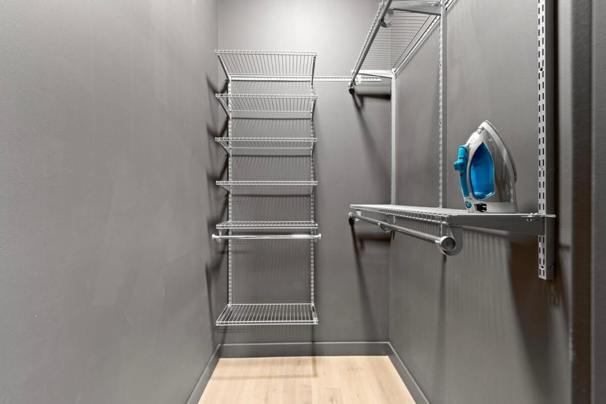 Chic 4-bedroom Haven: Designer's Dream Chicago